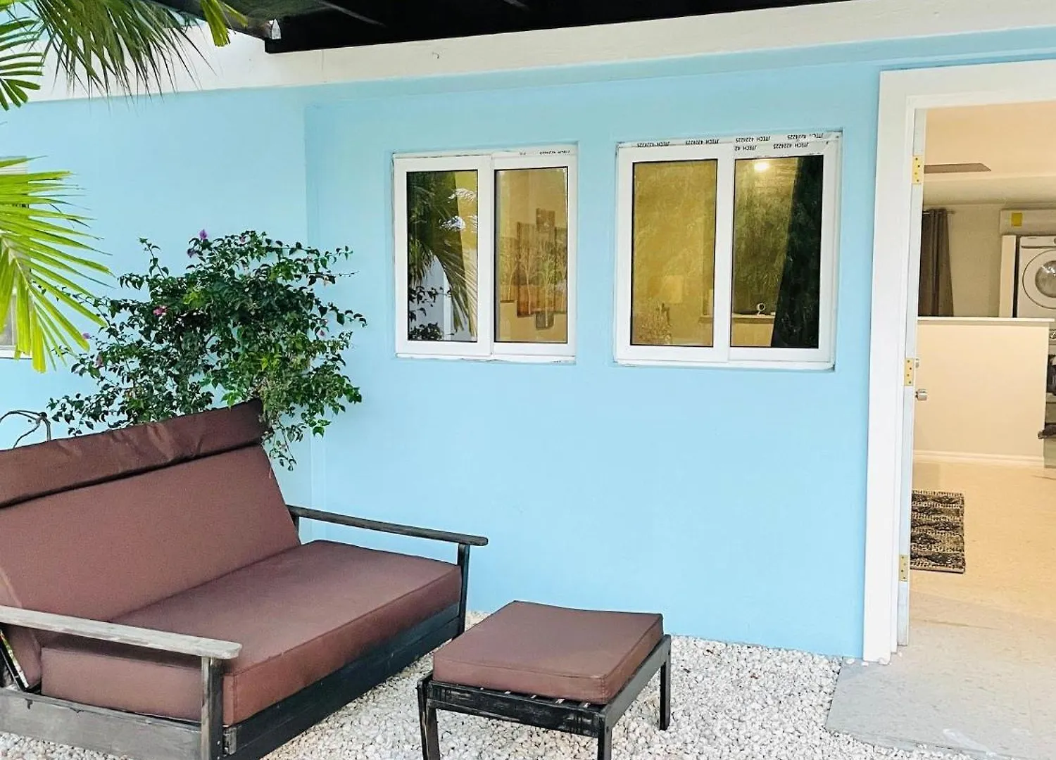 Studio, 100 Feet From The Beach Nassau