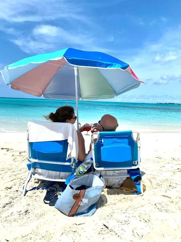 Studio, 100 Feet From The Beach Nassau