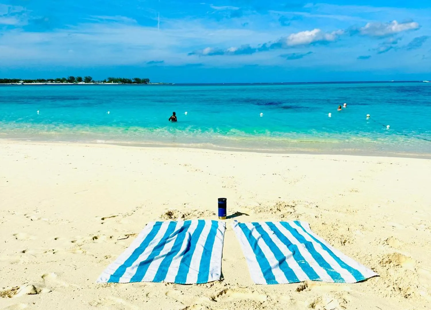 Studio, 100 Feet From The Beach Nassau